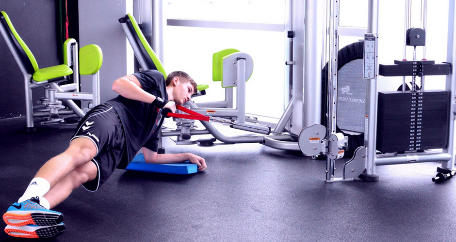 Lateral elbow plank (cable row)