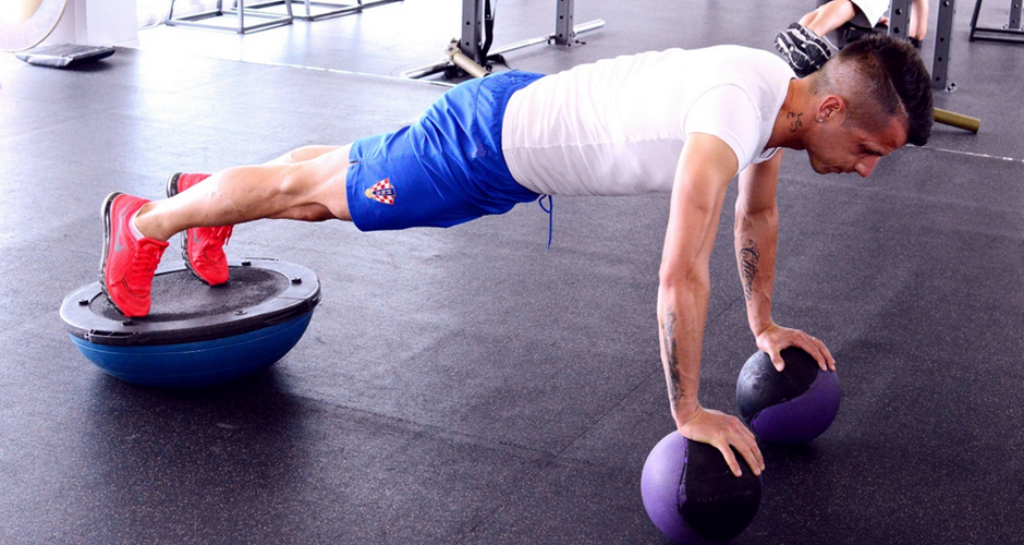 Push-up (unstable upper and lower with medecine balls)