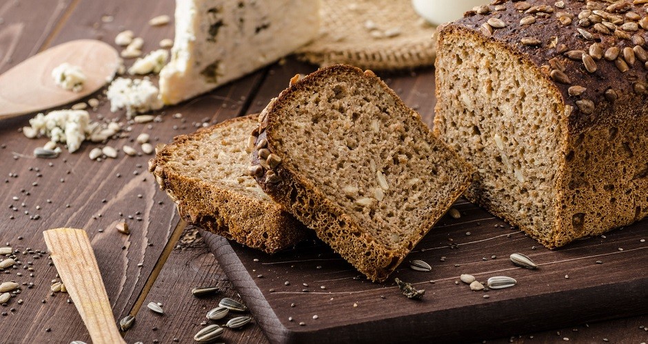 41573629 - whole wheat bread with seeds
