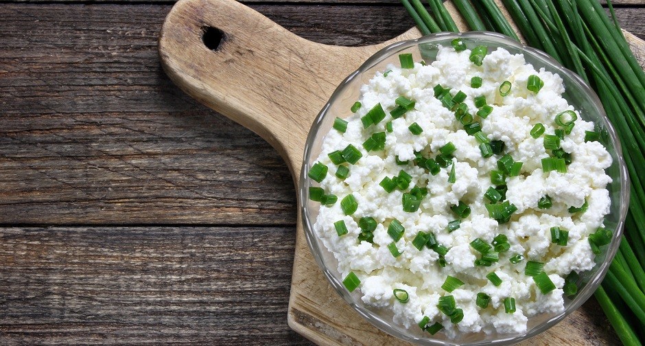 25791657 - cottage cheese with chives in glass bowl